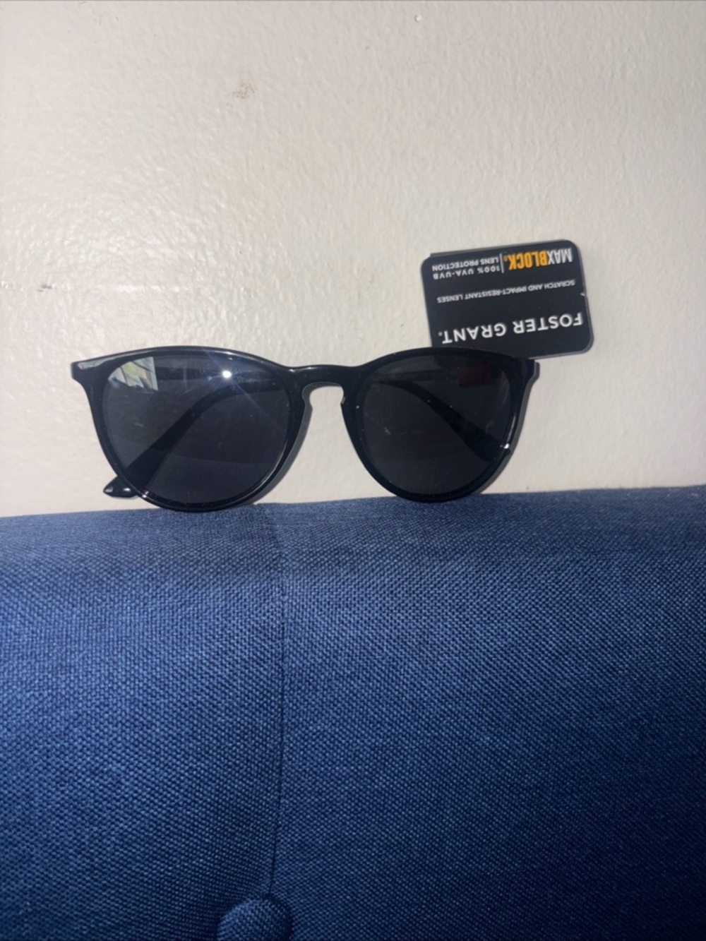 Foster Grant Glossy Black Round Sunglasses
